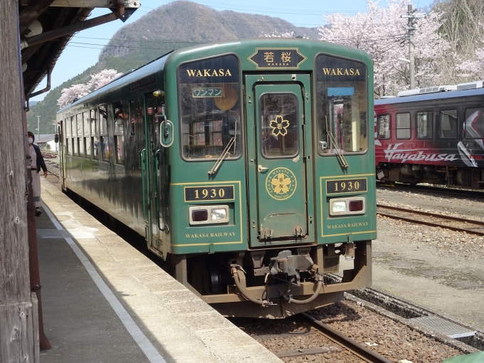 鉄道乗車記録の写真:乗車した列車(外観)(4)        「若桜駅に着きました。桜の季節なので混雑していました。」