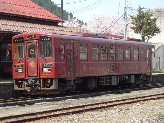 鉄道乗車記録の写真:列車・車両の様子(未乗車)(15)        「若桜駅に到着した、WT3001｢八頭号｣です。」