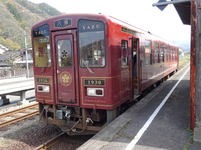 鉄道乗車記録の写真:乗車した列車(外観)(2)        「八東駅に到着したWT3001｢八頭号｣です。」