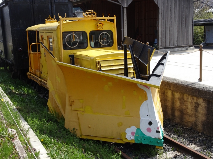 鉄道乗車記録の写真:列車・車両の様子(未乗車)(3)        「八東駅で保存されている、｢TMC 100 BS型｣軌道モーターカーラッセルです。」