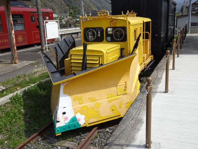 鉄道乗車記録の写真:列車・車両の様子(未乗車)(4)        「｢TMC 100 BS｣型軌道モーターカーラッセルを反対側から撮ったものです。ラッセル部分にウサギのイラストが描かれています。」