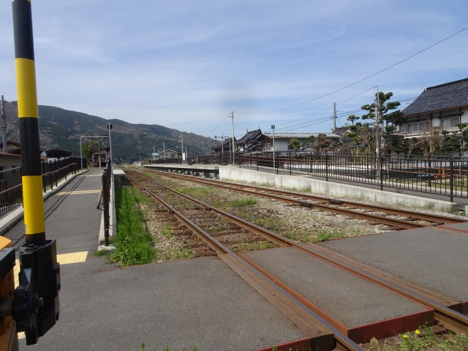 鉄道乗車記録の写真:駅舎・駅施設、様子(19)        「八東駅構内を郡家側を向いて見ています。列車交換設備は2020年3月14日の時刻改正から使われています。」
