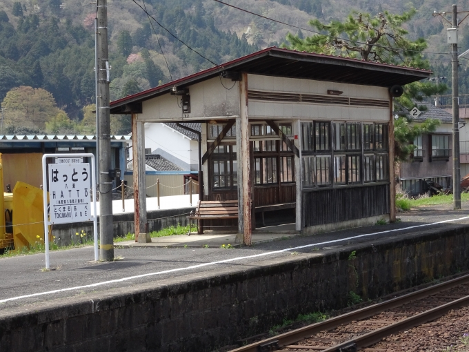 鉄道乗車記録の写真:駅舎・駅施設、様子(21)        「郡家・鳥取方面のホームにある、待合室です。」
