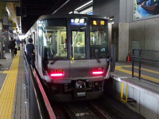 鉄道乗車記録の写真:乗車した列車(外観)(6)        「嵐山に行くため、どの車両に乗ろうかとぶらぶらしていたら｢森の京都｣のラッピング編成が前に付いていたので、急遽亀岡に行くことになりました。(写真は元日根野のHE421編成改め京都のR53編成です。)」