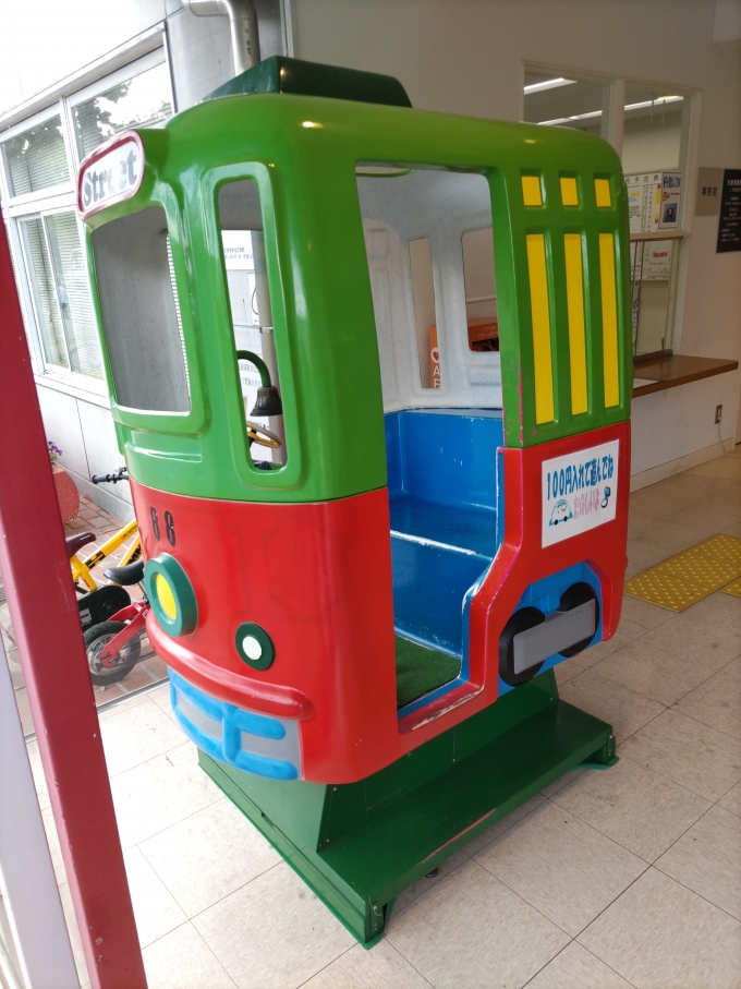 鉄道乗車記録の写真:旅の思い出(5)        「交通遊園事務所の入口にある、路面電車形の子ども乗り物です。」