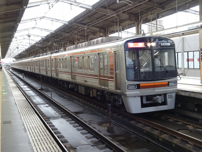 鉄道乗車記録の写真:列車・車両の様子(未乗車)(1)          「大阪メトロ66系の更新車です。」