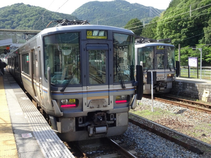 鉄道乗車記録の写真:乗車した列車(外観)(3)        「谷川駅に着きました。篠山口行きとの行き違いです。」