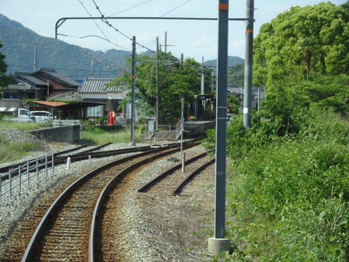 鉄道乗車記録の写真:車窓・風景(4)        「黒田庄駅を出発しました。発光信号が撤去した線路の真ん中に立っています。」