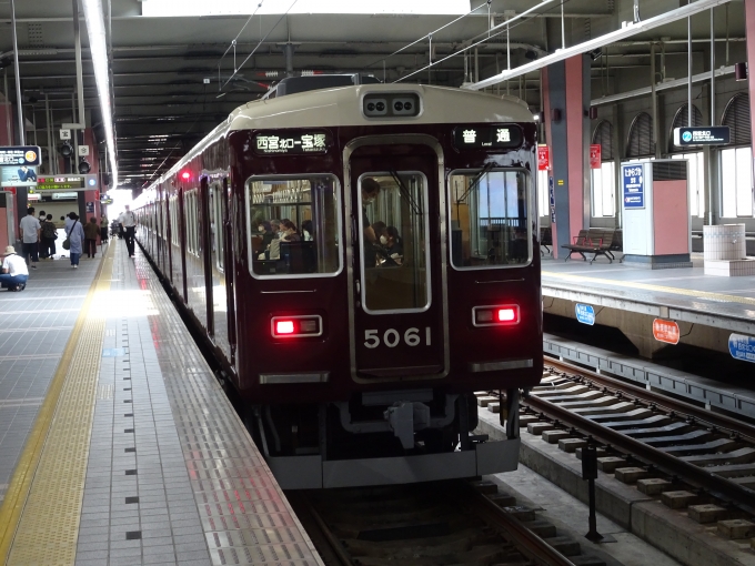 鉄道乗車記録の写真:乗車した列車(外観)(10)        「宝塚に着きました。」