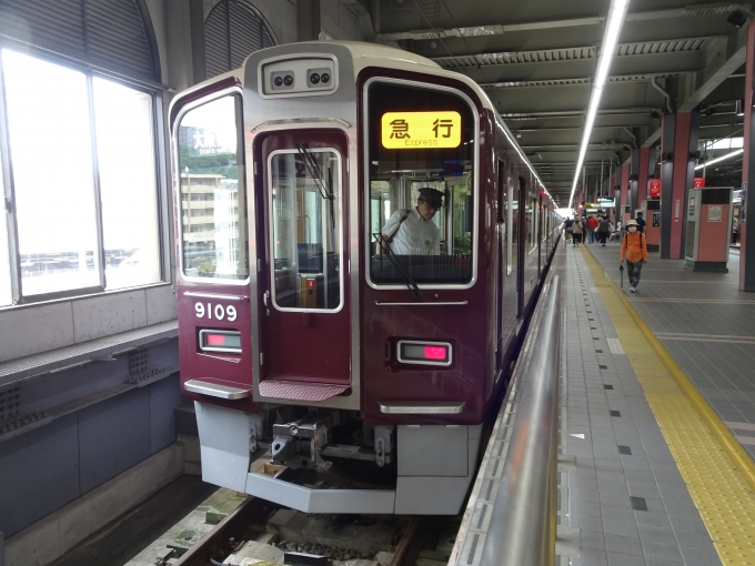 鉄道乗車記録の写真:乗車した列車(外観)(1)          「これに乗って川西能勢口に向かいます。」