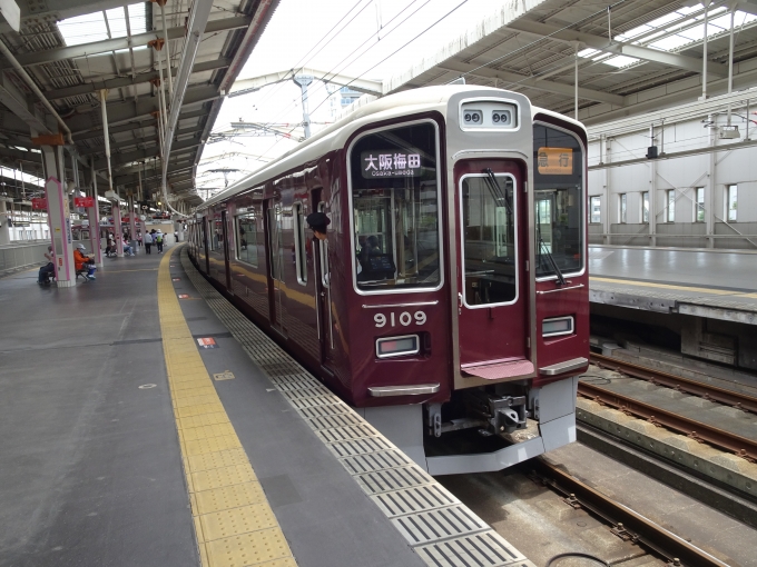 鉄道乗車記録の写真:乗車した列車(外観)(2)        「川西能勢口に着きました。これから能勢電車に乗って妙見山に向かいますが、バスも含めて6回も乗り換えるので、神戸市民にとっては妙見山が遠くに感じられます。 」