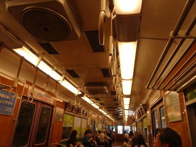 鉄道乗車記録の写真:車内設備、様子(2)        「電球色の車内灯が良い雰囲気です。」