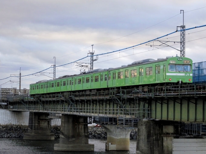 鉄道乗車記録の写真:列車・車両の様子(未乗車)(1)        「宇治川鉄橋を渡る、103系の｢奈良｣行き普通列車です。急いで撮ったので、少しブレたかもです。」