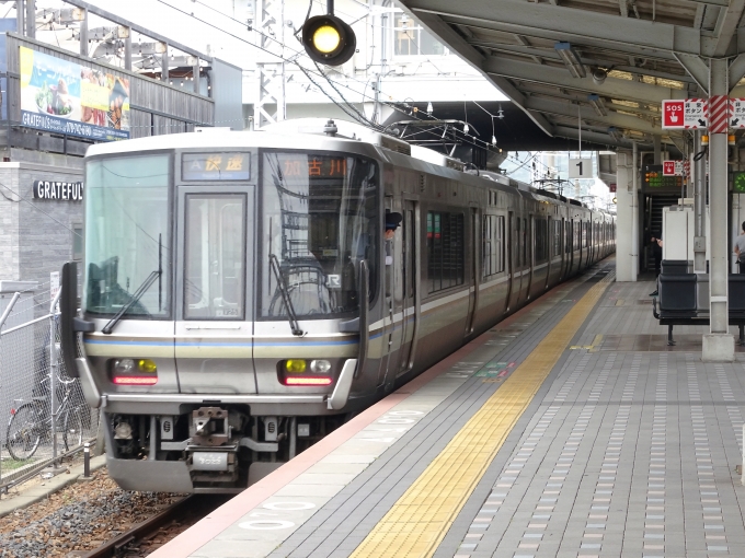 鉄道乗車記録の写真:乗車した列車(外観)(1)          「乗車した｢加古川｣行き快速です。V編成(223系4両編成)を2本連結した8両編成です。」