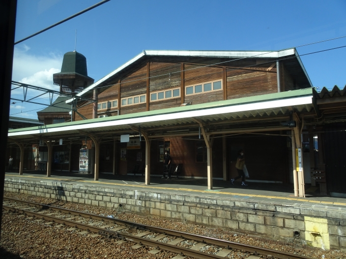 鉄道乗車記録の写真:駅舎・駅施設、様子(2)        「ホーム側から見た柏原駅駅舎です。」