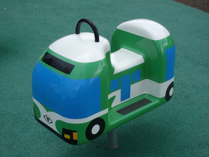 鉄道乗車記録の写真:旅の思い出(2)        「西鈴蘭台駅前の広場にある、神戸市営バス型の子供用遊具です。」