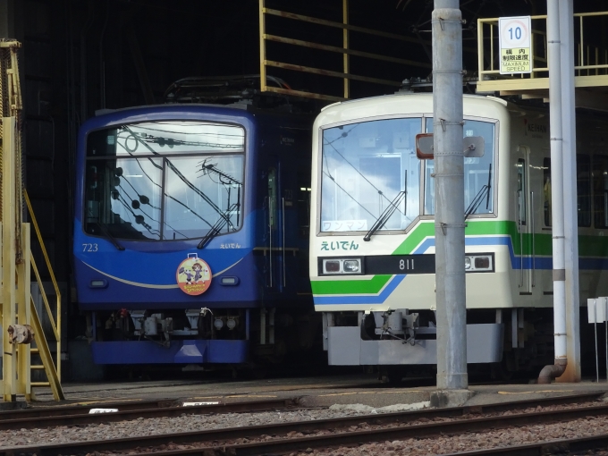 鉄道乗車記録の写真:列車・車両の様子(未乗車)(6)        「右が｢京まふ｣編成の811Fですが、この日はヘッドマークを外して運休です。(この日は京まふの最終日なのにです。)
左は｢キルミーベイベー｣コラボのデオ723です。」