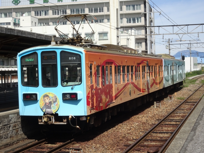 鉄道乗車記録の写真:列車・車両の様子(未乗車)(10)        「豊郷駅を出発する｢鉄道むすめ｣ラッピング編成です。」