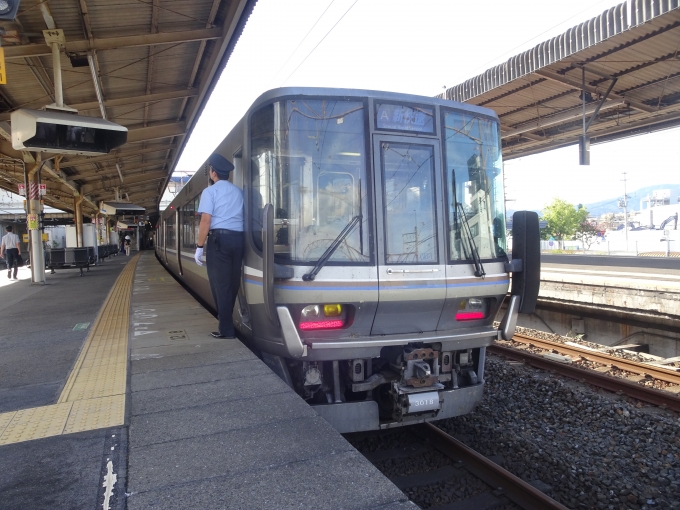 鉄道乗車記録の写真:乗車した列車(外観)(2)        「石山に着きました。近江八幡から21分で着いたので、さすがに新快速は速いです。」