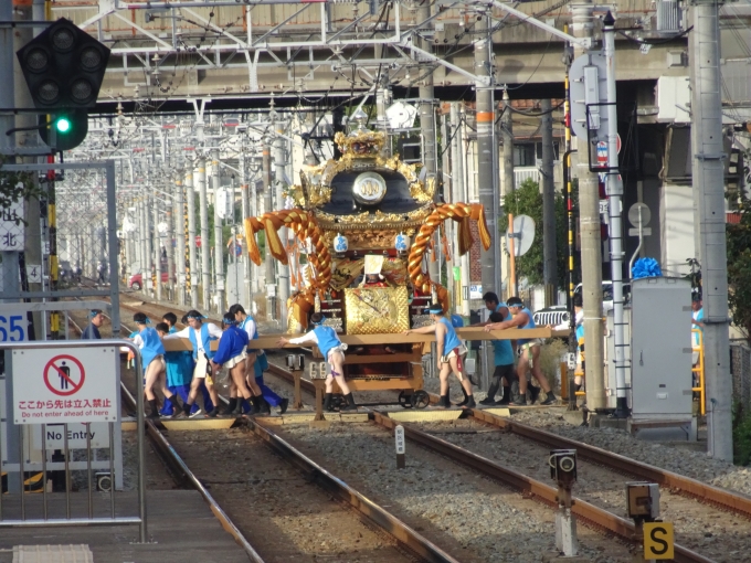 鉄道乗車記録の写真:旅の思い出(5)        「近くの神社の秋祭りのお神輿が踏切を渡るところです。」