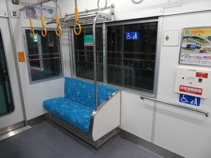 鉄道乗車記録の写真:車内設備、様子(4)        「二代目ホワイトエンジェル編成の優先座席部分です(姫路側)。窓周りは6000系と同じで窓は1枚ガラスですが、カーテンは２枚になっています。神戸側の連結部は赤色のモケットで両側共五人掛けの座席です。」