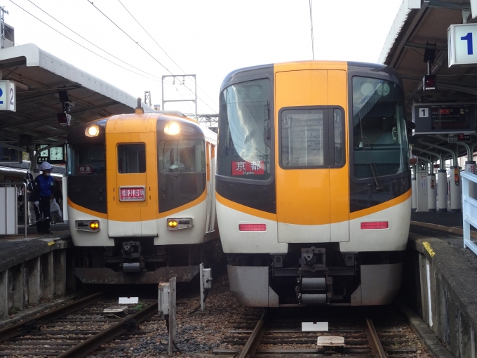 鉄道乗車記録の写真:乗車した列車(外観)(3)        「京都発の急行が引き上げた後、京都発の特急(VISTA EX)が到着しました。」