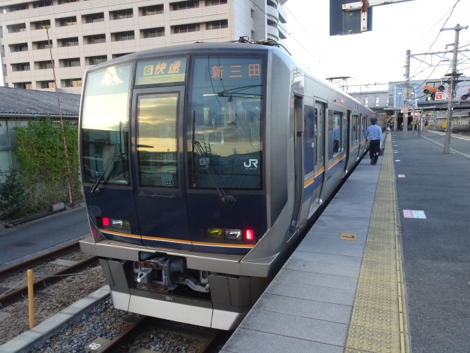 鉄道乗車記録の写真:乗車した列車(外観)(2)        「この快速に乗って松井山手まで移動です。」