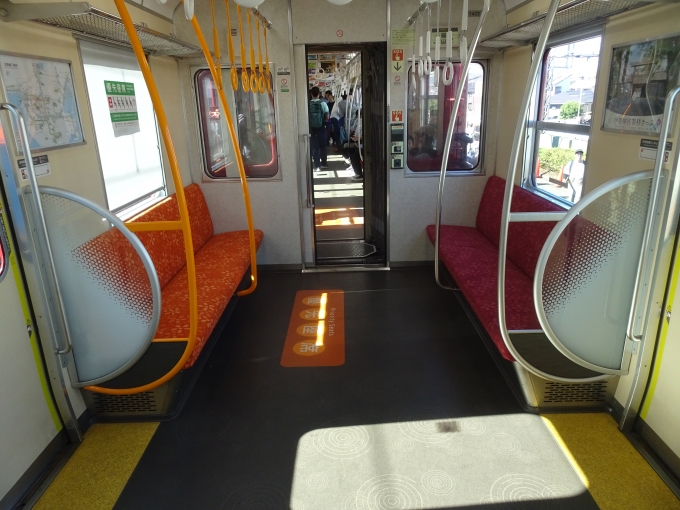 鉄道乗車記録の写真:車内設備、様子(15)        「モ1422の連結部の座席です。(大阪上本町側)優先座席が増えています。」