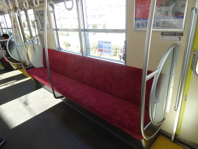 鉄道乗車記録の写真:車内設備、様子(16)        「モ1422の普通の座席です。モケットは優先座席と同じく花柄を散らしたデザインになっています。」