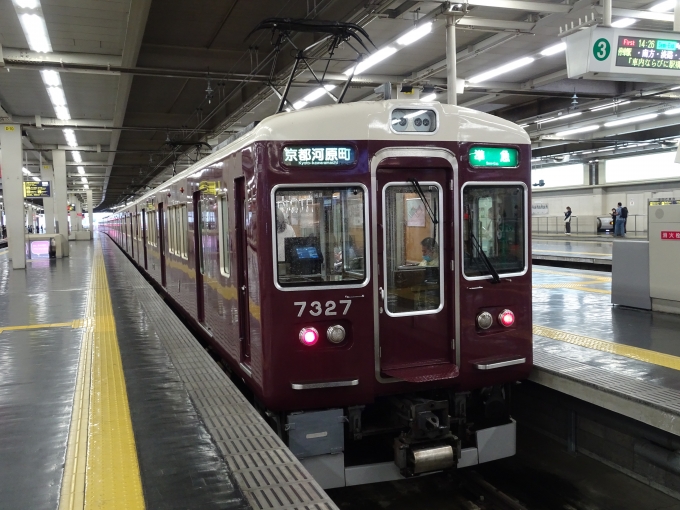 鉄道乗車記録の写真:列車・車両の様子(未乗車)(10)        「7327Fの大阪梅田側です。」