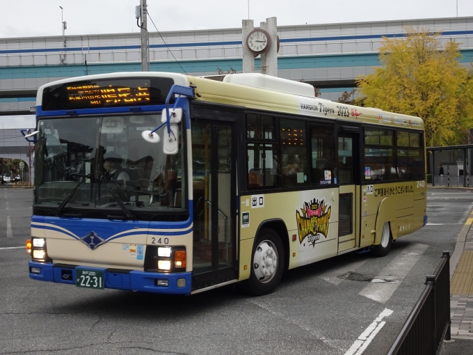 鉄道乗車記録の写真:旅の思い出(13)        「甲子園駅前でぶらぶらすること約40分、お目当ての｢阪神タイガース日本一決定記念｣のラッピングバスが来ました。」