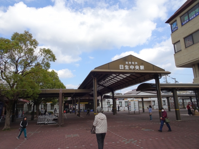 鉄道乗車記録の写真:駅舎・駅施設、様子(9)        「改札を出て、駅前の｢人の広場｣に向かいます。」