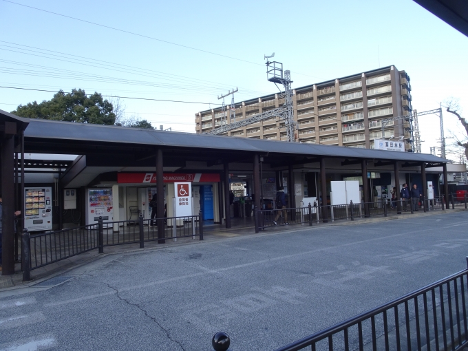 鉄道乗車記録の写真:駅舎・駅施設、様子(3)        「富田林の駅前から金剛バスが発着しています。」