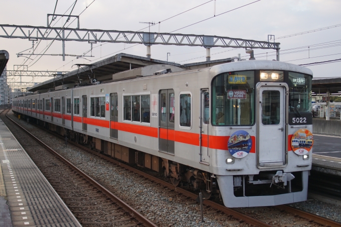 鉄道乗車記録の写真:列車・車両の様子(未乗車)(14)        「5022Fの大阪側です。種別表示灯が白色LEDに更新されています。」