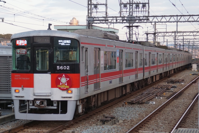 鉄道乗車記録の写真:列車・車両の様子(未乗車)(13)        「5702Fの姫路側です。ドア横ステッカーは｢明石・姫路間開業100周年｣のままです。」