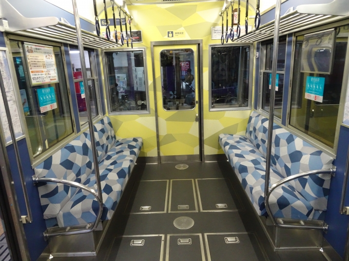 鉄道乗車記録の写真:車内設備、様子(3)        「乗務員室直後の優先座席です。ここだけ座席モケットの色が違います。」