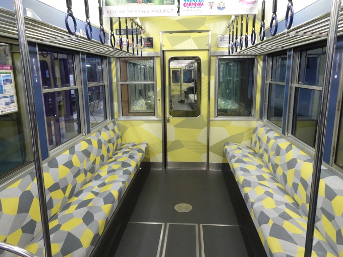 鉄道乗車記録の写真:車内設備、様子(4)        「乗務員室の仕切りと連結面の壁は、黄色がベースになっています。(側面は青色がベースになっています。)」
