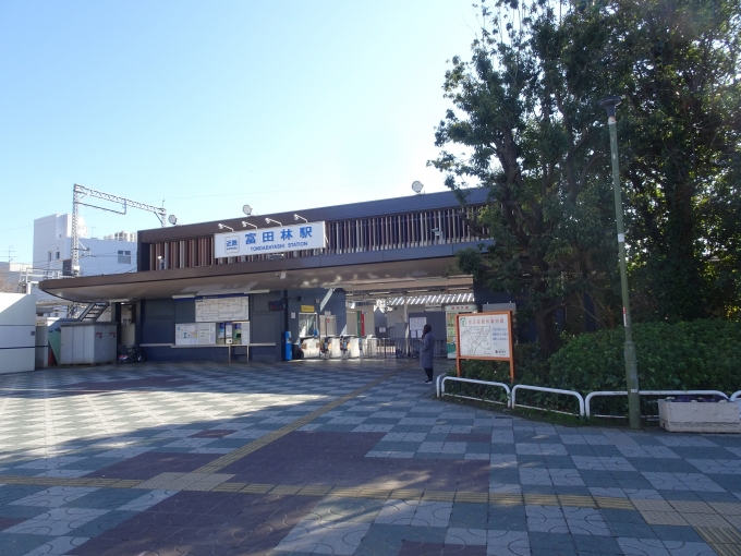 鉄道乗車記録の写真:駅舎・駅施設、様子(7)        「富田林駅の北口駅舎です。」