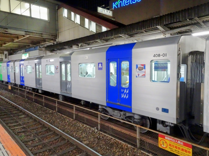 鉄道乗車記録の写真:列車・車両の様子(未乗車)(10)        「大阪メトロ初のクロスシート車両です。コスモスクエア側から3両目の車両です。」