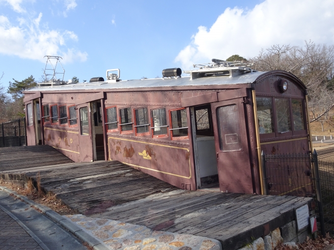 鉄道乗車記録の写真:旅の思い出(7)        「コ1形のホーム側です。車体の所々の塗装が剥げています。(反対側は比較的まともでした。)」