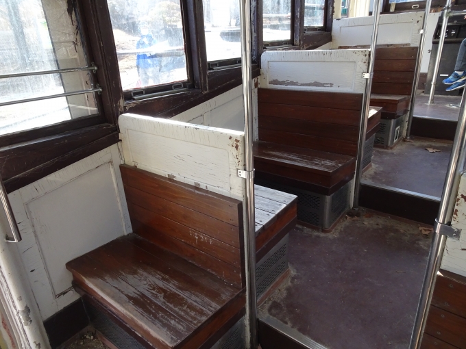 鉄道乗車記録の写真:車内設備、様子(9)        「コ1形の木製の座席です。」