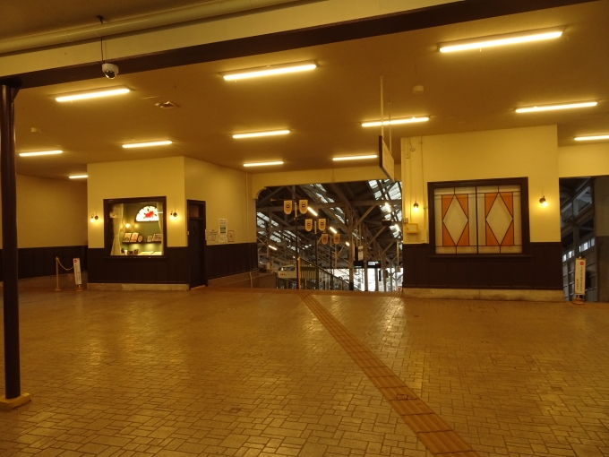 鉄道乗車記録の写真:駅舎・駅施設、様子(13)        「宝山寺駅のコンコースです。電球色の照明のため､オレンジ色になっています。」