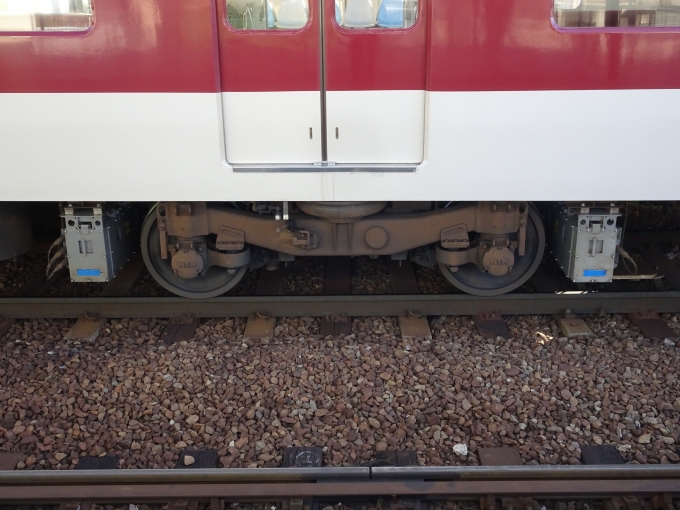 鉄道乗車記録の写真:乗車した列車(外観)(3)        「モ1260の大阪側台車です。台車の両側にあるのが、軌道検測装置です。(5号線ホームから撮りました。)」