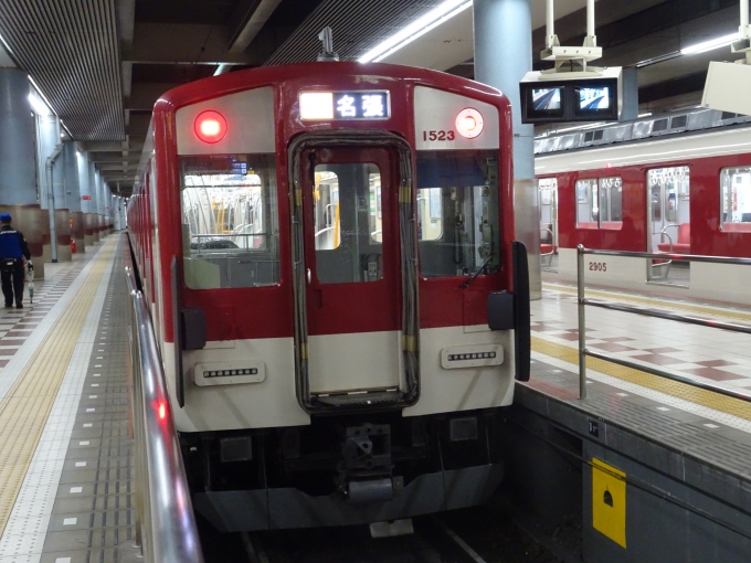 鉄道乗車記録の写真:列車・車両の様子(未乗車)(1)        「大阪上本町に着いて早速、A更新車の1423F(VW23)とご対面であります。地上ホームは面白そうなのがなかったので、このあと地下ホームに移動しました。」