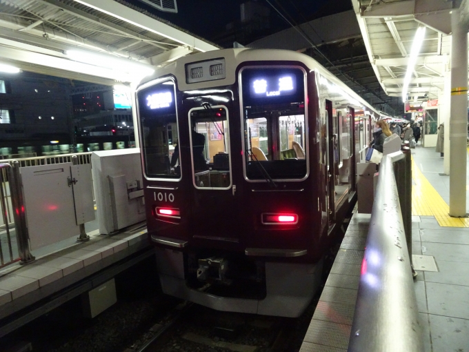 鉄道乗車記録の写真:乗車した列車(外観)(1)        「神戸三宮駅は大阪側から撮った方が比較的楽に撮れます。(ただし、ホームが狭くなっています。)」
