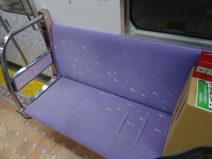 鉄道乗車記録の写真:車内設備、様子(5)        「ク1368の座席です。紫色ベースになっています。」