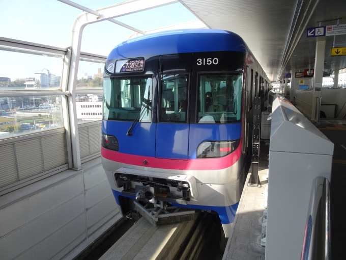 鉄道乗車記録の写真:乗車した列車(外観)(4)        「大阪モノレール最新鋭の車両です。」