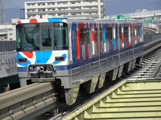 鉄道乗車記録の写真:列車・車両の様子(未乗車)(2)        「大阪空港に向かう｢大阪・関西万博｣のラッピング編成です。」