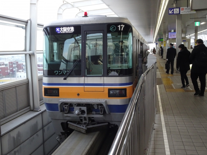 鉄道乗車記録の写真:乗車した列車(外観)(2)        「大阪空港に着きました。」