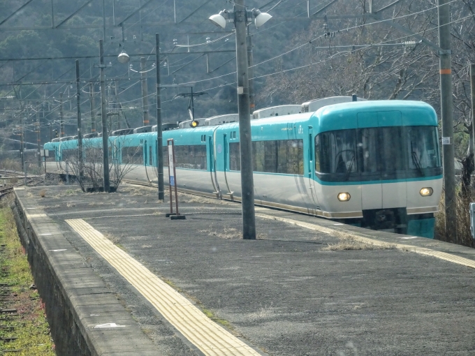 鉄道乗車記録の写真:列車・車両の様子(未乗車)(2)        「和佐駅で｢くろしお｣20号の通過待ちです。」
